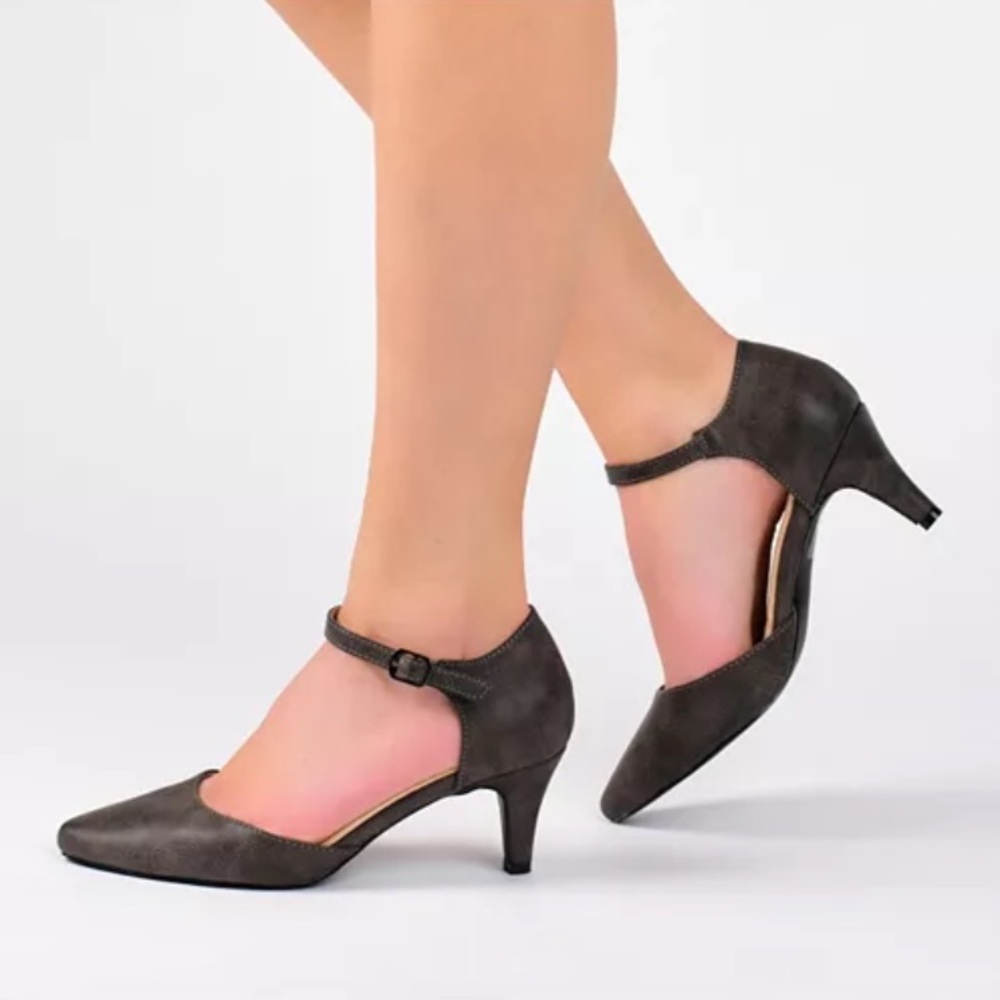 Bella Vita 9.5 Jani Bootie in Black Ankle w/Decorative Strap & kitten heel